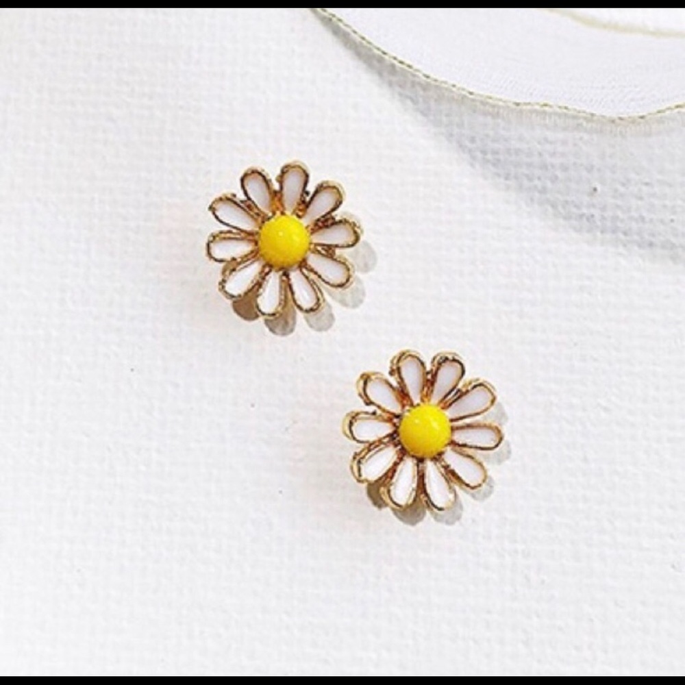 {Ocean Dreams} - Daisy Stud Earrings